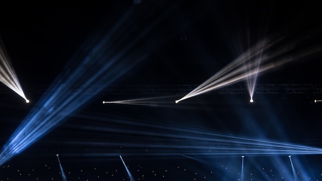 Holofotes de palco com raios laser. fundo de iluminação de concerto
