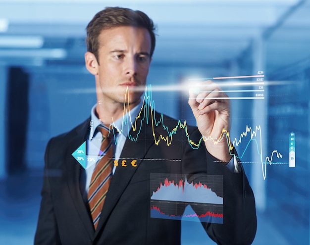 Holograma 3D e empresário escrevendo em gráficos para tecnologia de software com informações carreira futurista e profissional analista financeiro masculino planejando estatísticas de investimento com exibição de gráficos