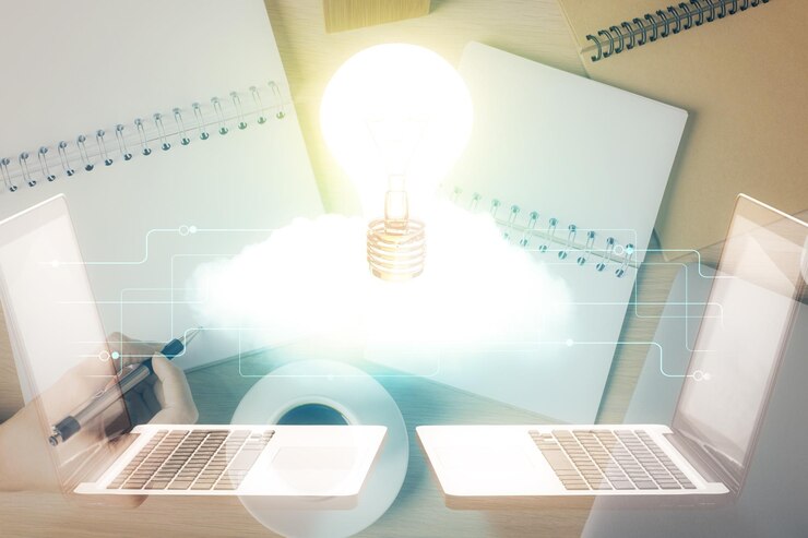 Foto holograma de bombilla sobre manos tomando notas de fondo concepto de la idea doble exposición