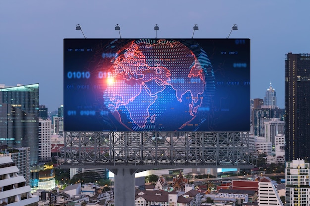 Holograma brilhante do mapa do planeta Terra em outdoor sobre a paisagem urbana panorâmica aérea de Bangkok ao pôr do sol O conceito de negócios internacionais no Sudeste Asiático