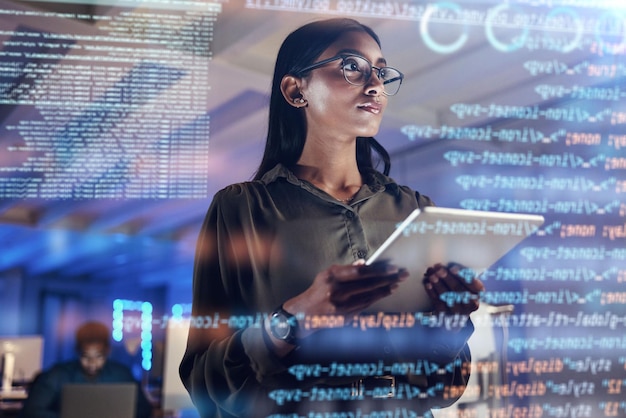 Foto holograma de codificación de software y mujer en tableta pensando en análisis de datos tecnología digital y superposición nocturna programador o persona de ti con gafas en pantalla 3d programación e investigación de ciberseguridad