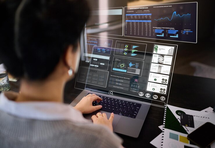 Foto holograma de computadora portátil de mujer y tablero de datos del mercado de valores de medios o economía de innovación de red computadora de análisis financiero y superposición digital de base de datos de gráficos y análisis de inversión global