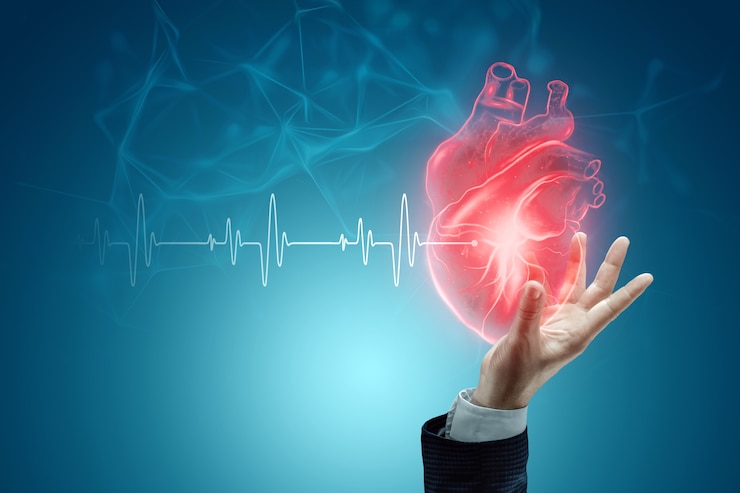 Foto holograma de corazón humano en mano y línea de cardiograma