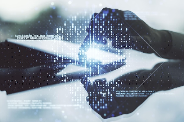 Holograma de cráneo de código creativo y prensas de dedos en una tableta digital sobre ciberdelincuencia de fondo y concepto de piratería Multiexposición