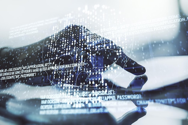 Holograma de cráneo de código creativo y presiones con los dedos en una tableta digital sobre el concepto de cibercrimen y piratería de fondo Multiexposición