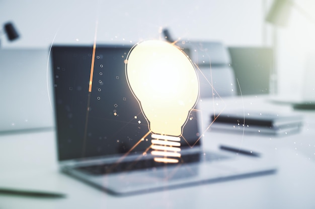 Holograma criativo de lâmpada no conceito de ideia de fundo de laptop moderno Multiexposição