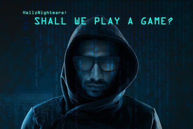 Holograma de crimen y peligroso hacker con capucha en fondo oscuro o negro con fraude de código y virus Juega el texto del juego y la cara del hombre malo listo para el ataque cibernético robar contraseña y estafa en línea