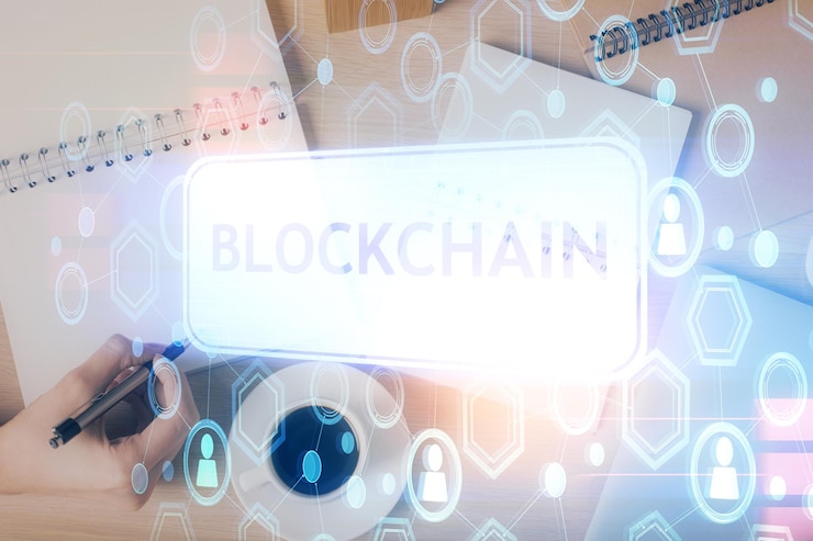 Foto holograma de criptomoneda sobre las manos de una mujer escribiendo el fondo concepto de blockchain doble exposición