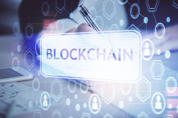 Holograma de criptomoneda sobre las manos de la mujer escribiendo fondo Concepto de blockchain Exposición múltiple