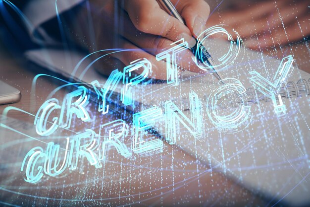 Holograma de criptomoneda sobre las manos de la mujer escribiendo fondo Concepto de blockchain Exposición múltiple