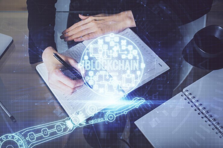 Foto holograma de criptomoneda sobre las manos de una mujer escribiendo el fondo concepto de blockchain exposición múltiple