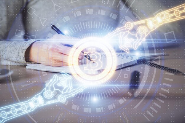 Holograma de criptomoneda sobre las manos de una mujer escribiendo el fondo Concepto de blockchain Exposición múltiple