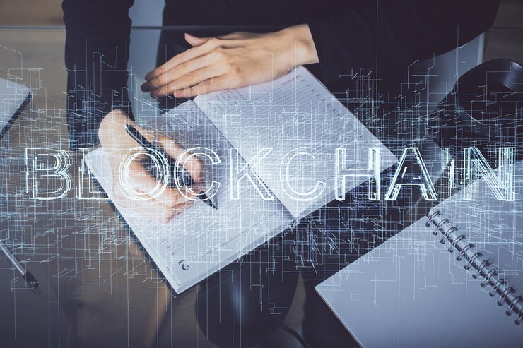 Foto holograma de criptomoneda sobre las manos de una mujer escribiendo el fondo concepto de blockchain exposición múltiple