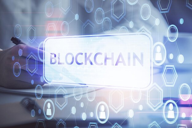 Holograma de criptomoneda sobre las manos de la mujer escribiendo fondo Concepto de cadena de bloques Doble exposición