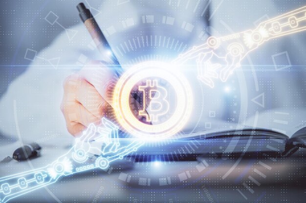 Holograma de criptomoneda sobre las manos de la mujer escribiendo fondo Concepto de cadena de bloques Doble exposición