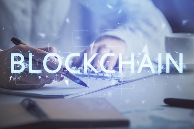 Holograma de criptomoneda sobre las manos de la mujer escribiendo fondo Concepto de cadena de bloques Doble exposición