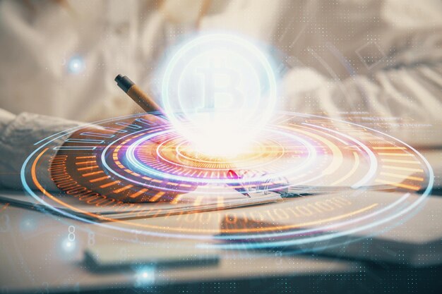 Holograma de criptomoneda sobre las manos de la mujer escribiendo fondo Concepto de cadena de bloques Doble exposición