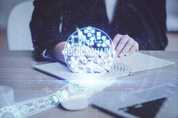 Holograma de criptomoneda sobre manos tomando notas de fondo Concepto de blockchain Exposición múltiple
