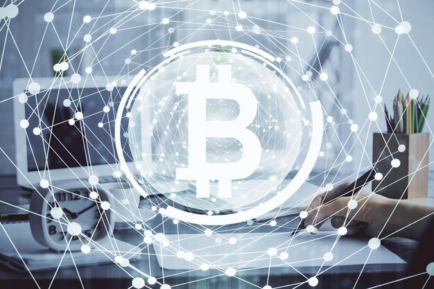 Holograma de criptomoneda sobre manos tomando notas de fondo Concepto de blockchain Exposición múltiple