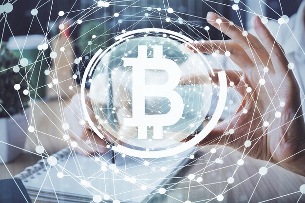 Holograma de criptomoneda sobre manos tomando notas de fondo Concepto de blockchain Exposición múltiple