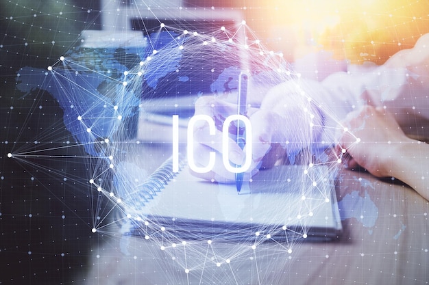Holograma de criptomoneda sobre manos tomando notas de fondo Concepto de blockchain Exposición múltiple