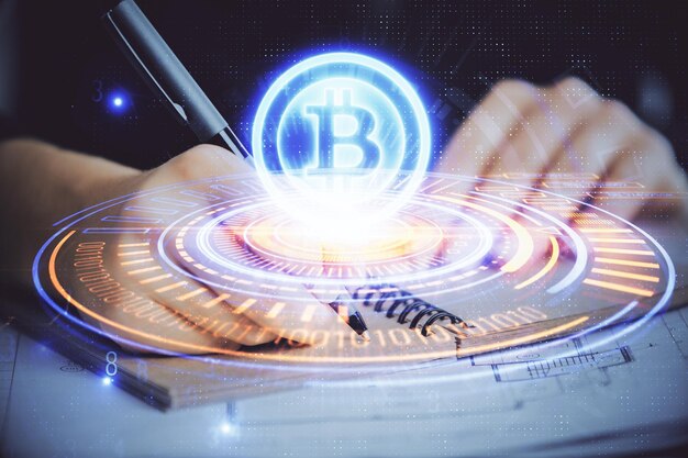 Holograma de criptomoneda sobre manos tomando notas de fondo Concepto de blockchain Exposición múltiple