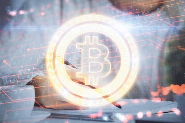Holograma de criptomoneda sobre manos tomando notas de fondo Concepto de blockchain Exposición múltiple