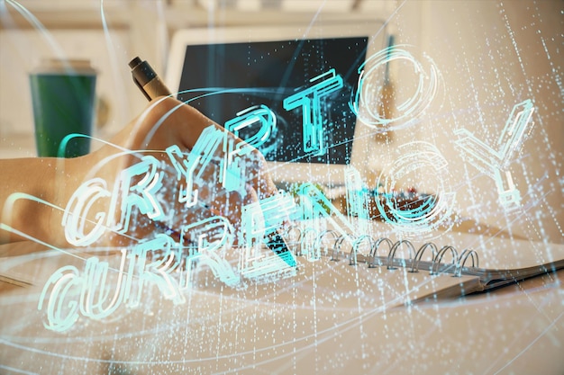 Holograma de criptomoneda tema de bitcoin ico sobre las manos tomando notas de fondo Concepto de blockchain Exposición múltiple