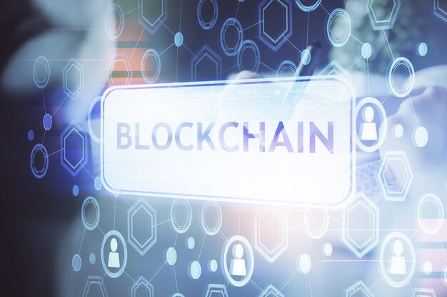 Holograma de criptomoneda tema de bitcoin ico sobre las manos tomando notas de fondo Concepto de blockchain Exposición múltiple