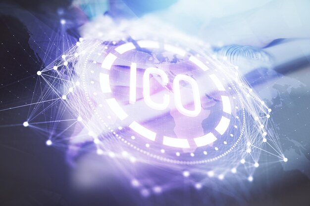 Holograma de criptomoneda tema de bitcoin ico sobre las manos tomando notas de fondo Concepto de blockchain Exposición múltiple