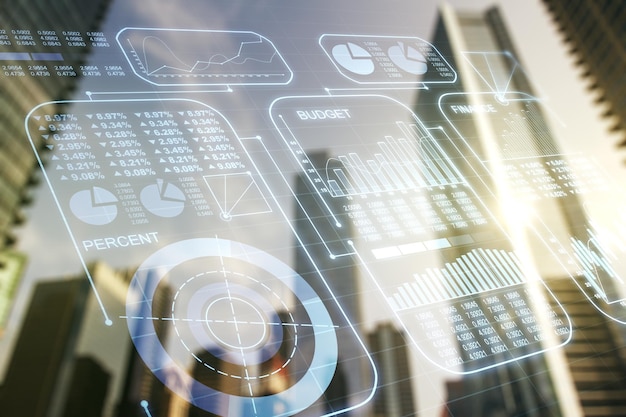 Holograma de datos de estadísticas virtuales abstractas en el fondo de edificios de oficinas Multiexposición