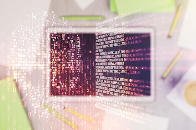 Foto holograma de crânio de código criativo e tablet digital moderno na área de trabalho em plano de fundo, visão superior, conceito de cibercrime e hacking multiexposição