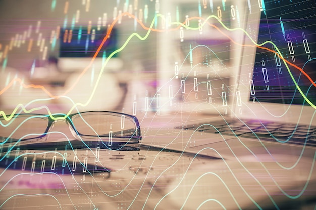 Holograma de gráfico financeiro com óculos na mesa de fundo Conceito de negócio Exposição dupla