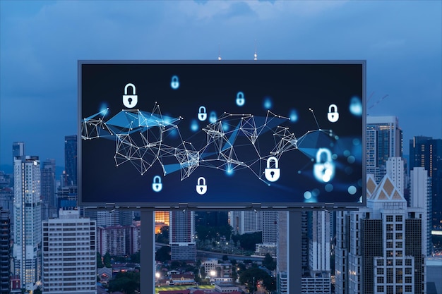 Holograma de ícone de cadeado em outdoor de estrada sobre vista panorâmica da cidade de Kuala Lumpur à noite para proteger negócios Malásia Ásia O conceito de escudos de segurança da informação