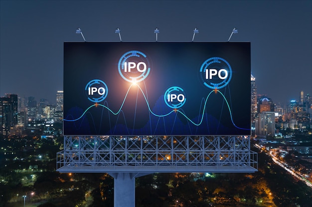 Holograma de ícone ipo no outdoor de estrada sobre a vista panorâmica noturna da cidade de bangkok o centro da oferta pública inicial no sudeste asiático o conceito de exceder as oportunidades de negócios