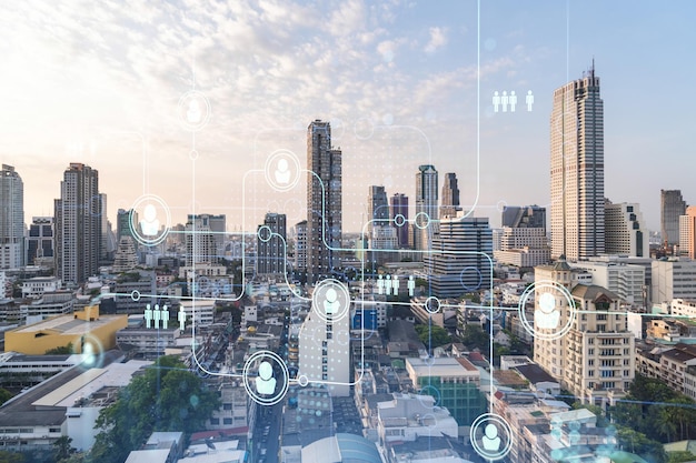 Holograma de ícones de mídia social sobre a paisagem urbana panorâmica do pôr do sol de Bangkok Sudeste Asiático O conceito de conexões de pessoas e oportunidades de carreira Multi exposição