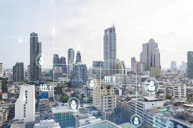Holograma de ícones de mídia social sobre a vista panorâmica da cidade de Bangkok Sudeste Asiático O conceito de conexões de rede de pessoas e oportunidades de carreira Dupla exposição