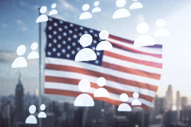 Holograma de rede social virtual abstrato na bandeira dos EUA e fundo desfocado de arranha-céus Dupla exposição