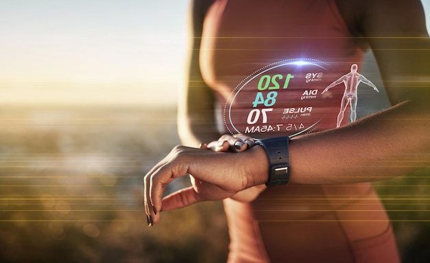 Holograma de smartwatch corredor e mãos de mulher para exercícios físicos e leitura para saúde na natureza Sobreposição holográfica 3d de mulher negra ou treino ao ar livre para corpo saudável de bem-estar e tecnologia vestível