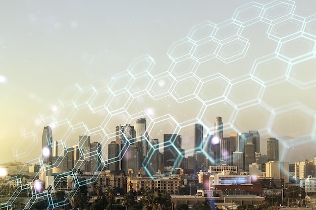 Holograma de tecnologia sem fio virtual abstrato com hexágono na inteligência artificial de fundo da paisagem urbana de Los Angeles e conceito de aprendizado de máquina Exposição múltipla