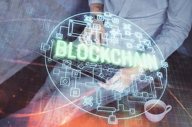 Holograma de tema de moeda criptográfica com empresário trabalhando no computador em segundo plano Conceito de blockchain Dupla exposição