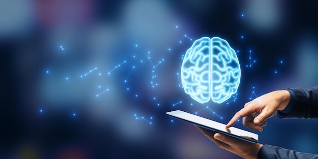 Holograma digital del cerebro sobre una tableta con un fondo borroso que representa la tecnología y la inteligencia artificial