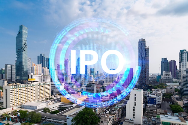 Holograma do ícone do IPO sobre a vista panorâmica da cidade de Bangkok, o centro da oferta pública inicial na Ásia O conceito de exceder as oportunidades de negócios Dupla exposição