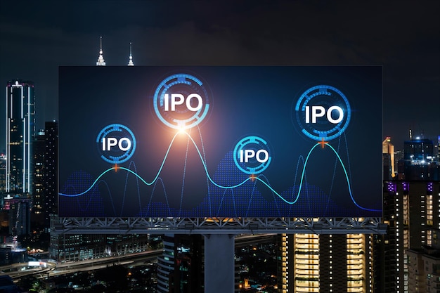 Holograma do ícone IPO no outdoor da estrada sobre a vista panorâmica noturna da cidade de Kuala Lumpur KL é o centro da oferta pública inicial na Malásia Ásia O conceito de exceder as oportunidades de negócios