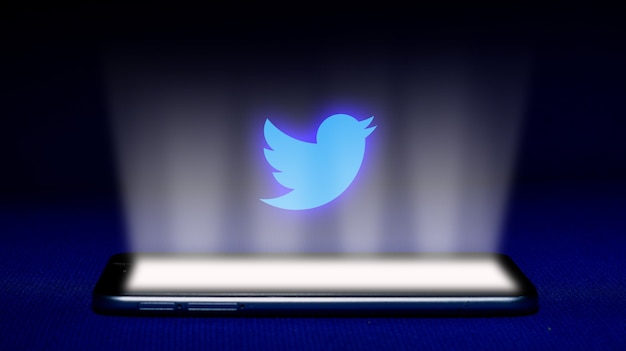 Foto holograma do logotipo do twitter. imagem do logotipo do twitter do holograma no fundo azul.