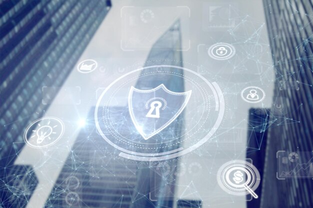 Holograma de escudo poligonal abstracto sobre fondo borroso de la ciudad Antivirus y concepto de acceso Doble exposición