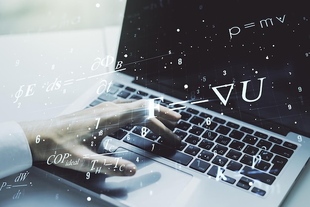 Holograma de fórmula científica creativa con manos escribiendo en el teclado de la computadora sobre el concepto de investigación de fondo Multiexposición