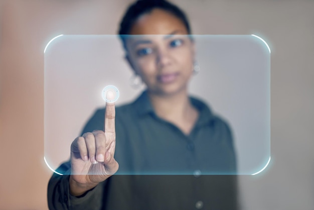 Foto holograma futurista y mujer negra con el dedo en el botón en tecnología futura y superposición digital de realidad virtual sistema de seguridad biométrica de manos e innovación en maqueta de pantalla táctil de diseño ux