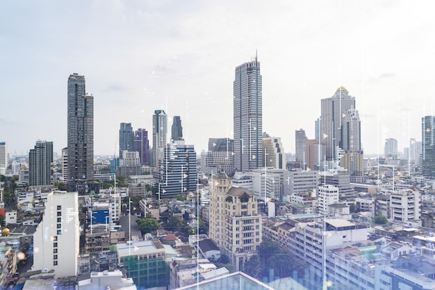 Holograma gráfico de ações financeiras sobre a vista panorâmica da cidade do centro de negócios de Bangkok no sudeste da Ásia O conceito de transações internacionais Dupla exposição