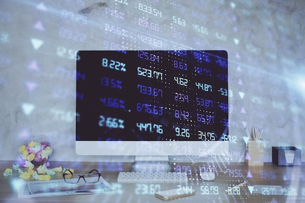 Holograma de gráfico de divisas en la mesa con fondo de computadora Doble exposición Concepto de mercados financieros